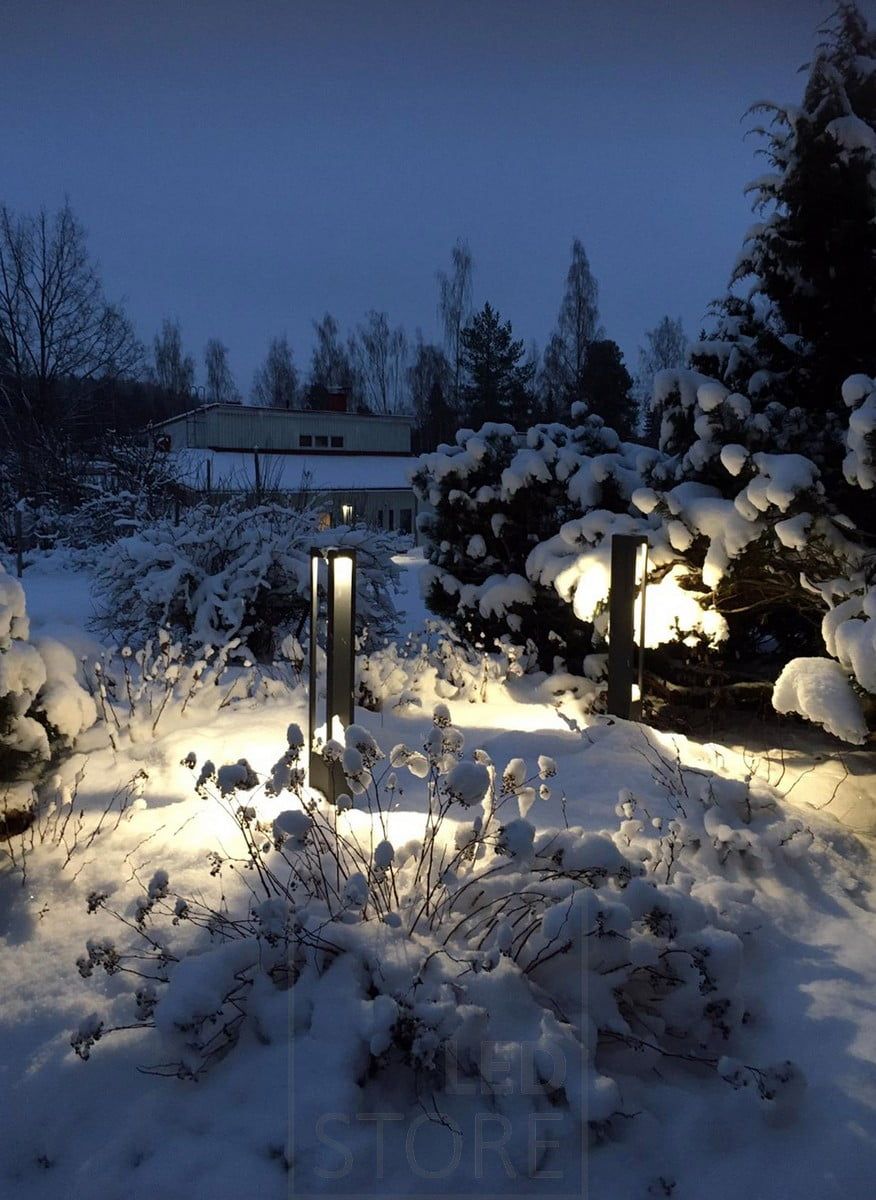 Talvista pihaa valaisemassa FUNK POLLARIT. Valo aukeaa kolmeen suuntaan valaisten tehokkaasti ympärilleen. Ledstore.fi
